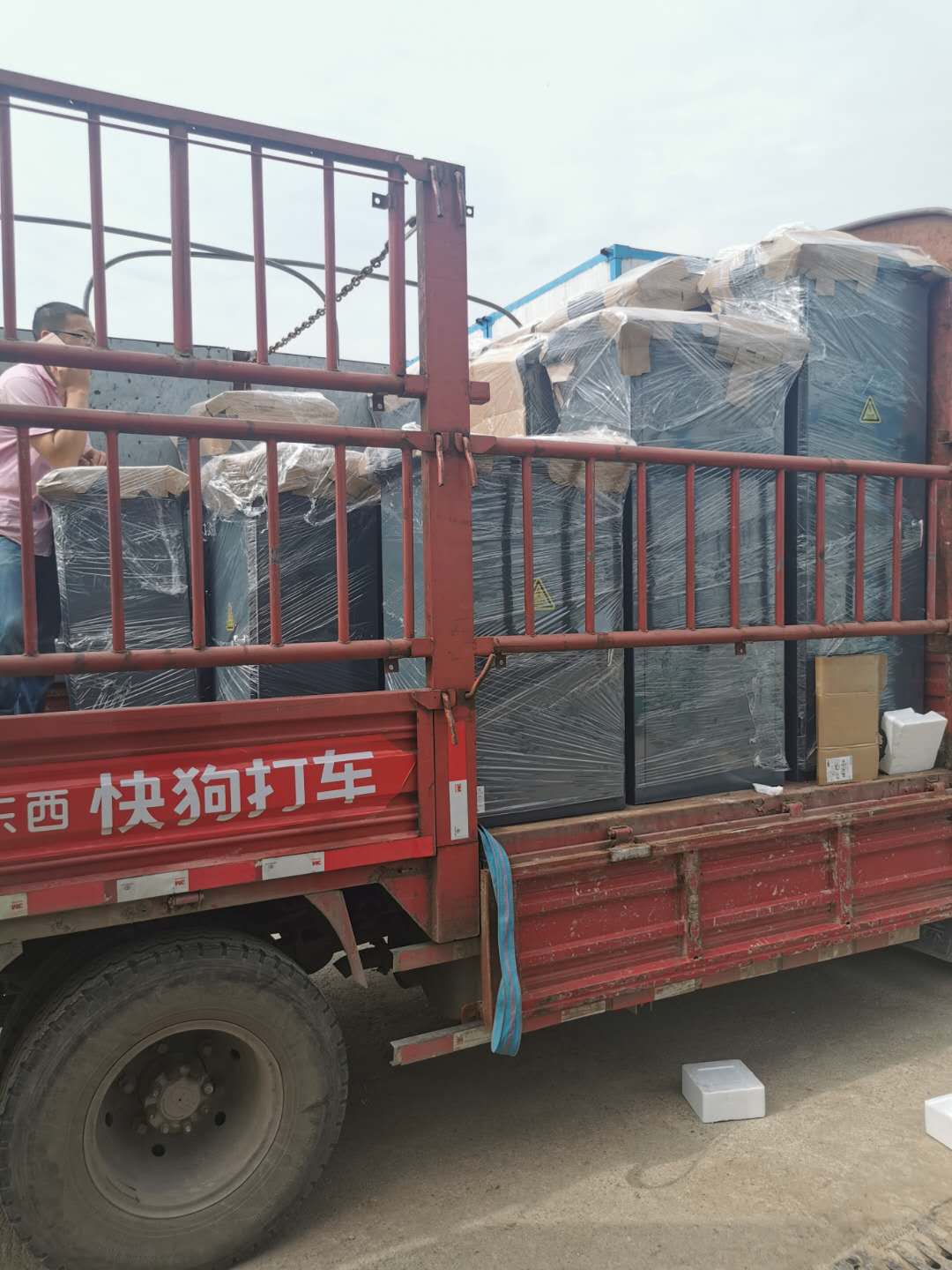 茶園廣陽島生態(tài)修復(fù)項(xiàng)目配電箱柜成套設(shè)備配送現(xiàn)場(chǎng)